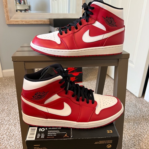 Air Jordan 1 Mid Chicago - Picture 1 of 9